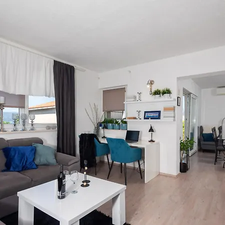 Daire Monroe Stanici