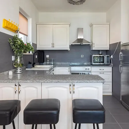 Daire Monroe Stanici